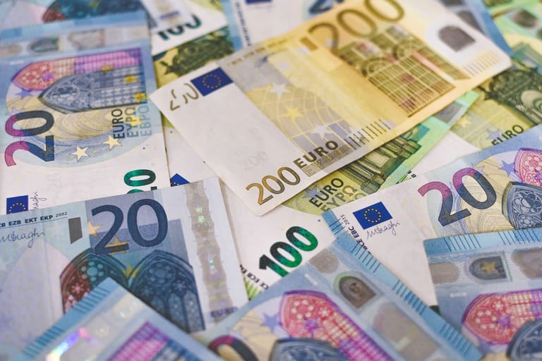 Snap Lotemax Hub: cash banknotes on a table