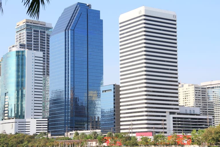 Stake +0.6 Manerix: office towers in a financial district
